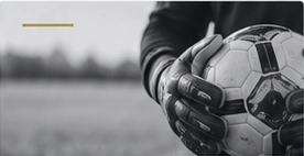 Guantes de arquero sujetando un balón