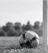 Balón junto a una portería al terminar el entrenamiento